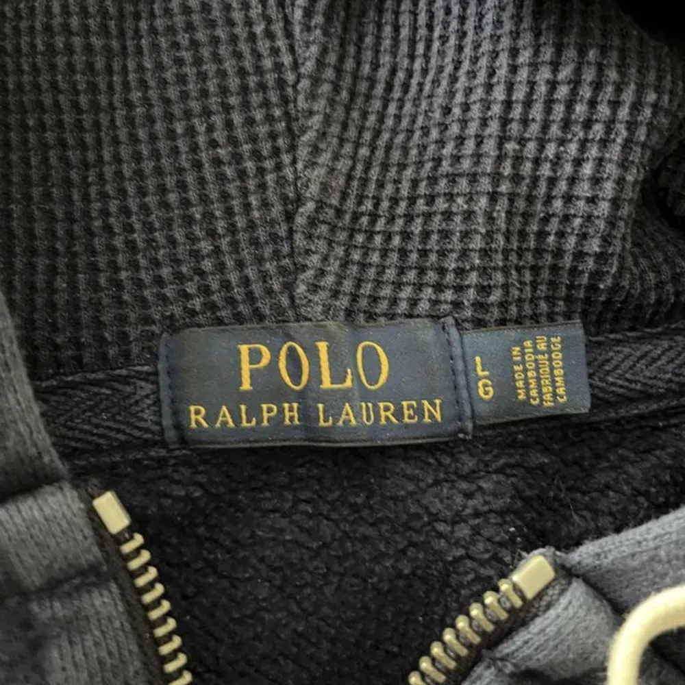 Säljer en Ralph Lauren Zip up storlek L.  Är mörkblå/navy i färgen. 350 + frakt. Tröjor & Koftor.