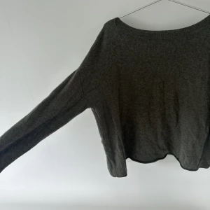 Cashmere tröja i militärgrön - Strl xxs eller xs tror jag det motsvarar🌟sååå snygg och skön och sitter lite overzised vid axeln så man kan ha den på ena om man vill🌟