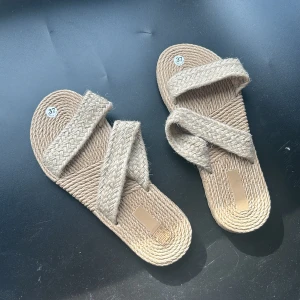 Sandaler/ tofflor - Snygga sandaler i stl.37. NYA!  Lite tight i remmen men de går nog ut sig vid användning 💓betalas med swish så får jag ner frakten till 29kr (skickar då med varubrev)