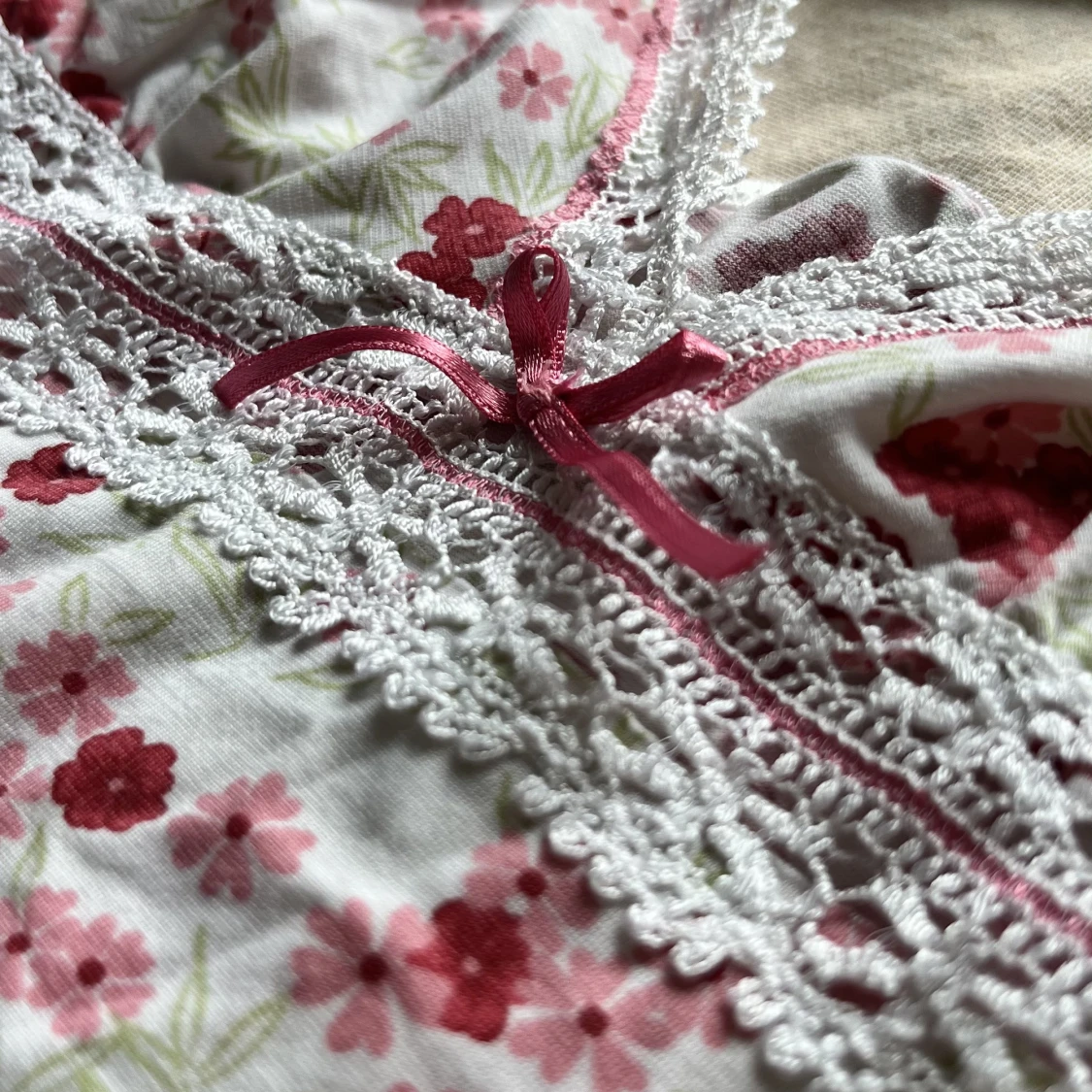 Gulligt blommigt linne 🌸🌺 - 90