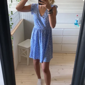 Klänning - En jättefin klänning som jag aldrig har använt💕Skriv för fler bilder eller frågor!