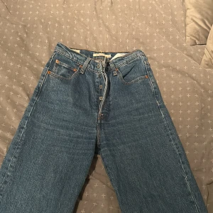 Jeans från levi’s - Jeans från levi’s i nyskick, knappt använda passar mig i längden som är 155cm.
