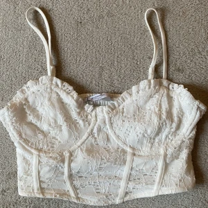 STRADIVARIUS SPETSTOPP (M) - Stradivarius vit/off white spetstopp. Mycket fina somriga detaljer, säljer pga den är för liten. Storlek M, känns som S, passar nog bättre med annan kupa. Nästan helt oanvänd och i bra skick.