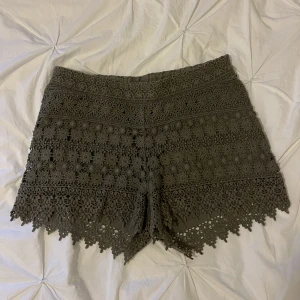 Shorts  - Sjukt snygga shorts som är lite olivgröna. Säljer då dom är för små på mig!!❤️🙏🏽