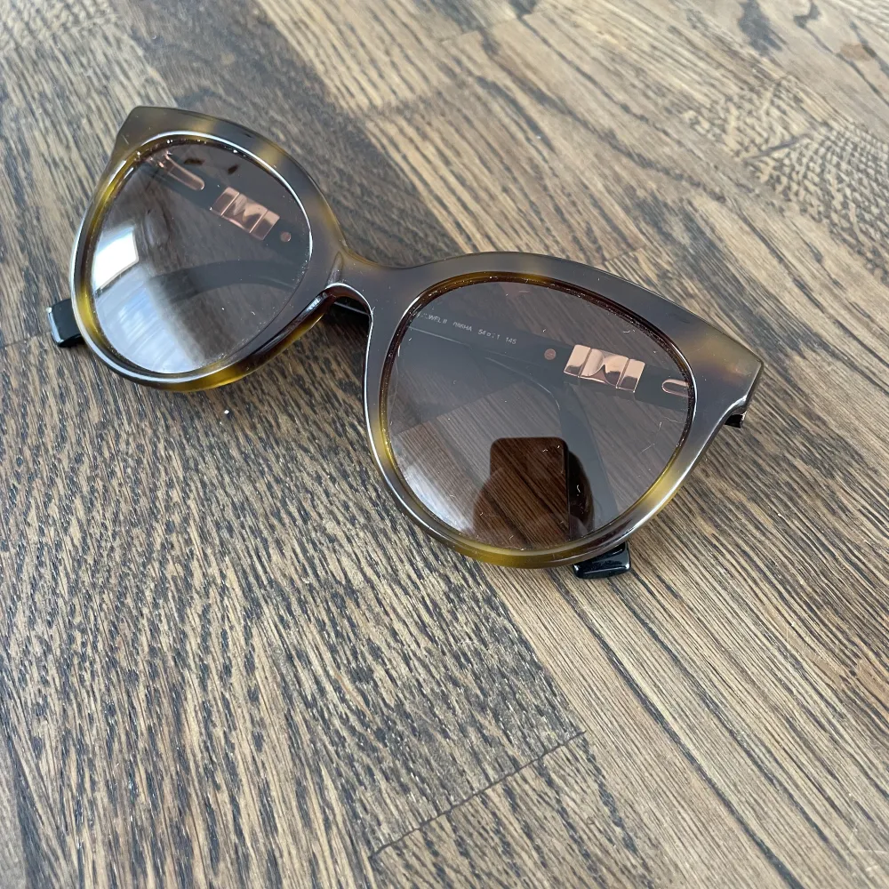 Ett par sparsamt använda solglasögon från Max Mara, inga repor eller skador på solglasögonen. Är osäker på exakt modell då jag fått dom i present, men nypris är ungefär 2000 kr. Fodral medföljer ej . Accessoarer.