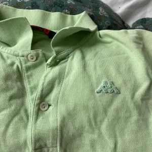 Säljer denna gulliga ljusgröna skjorta från märket kappa! Köpt secondhand 💚
