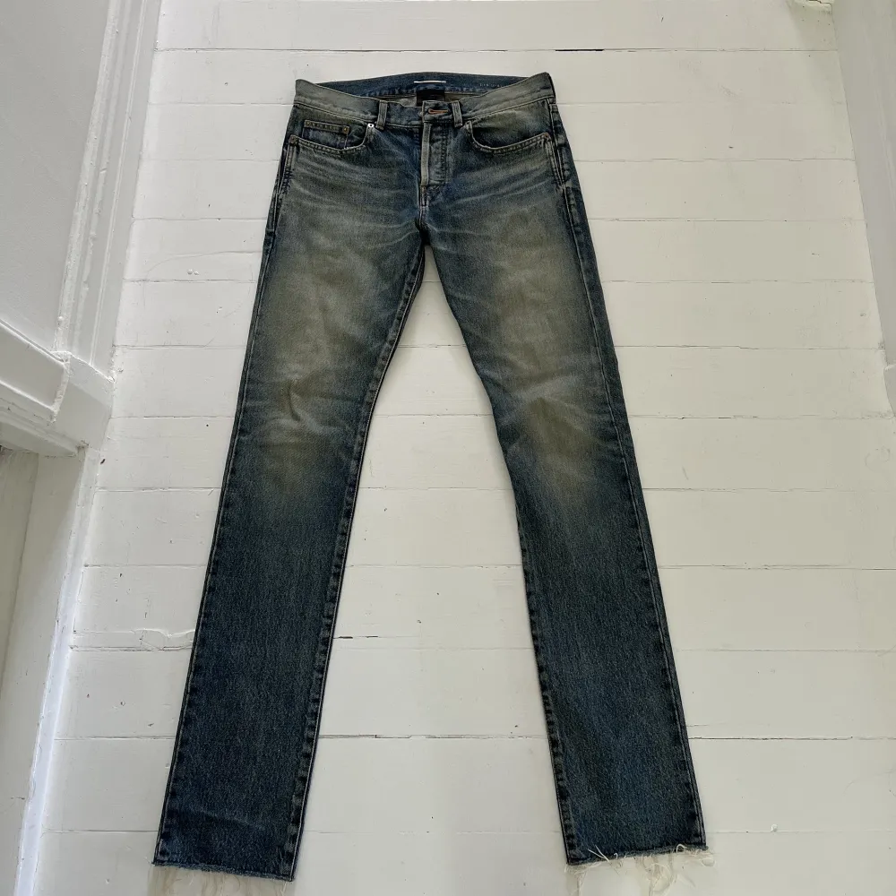 Ett par Saint Laurent jeans i jättefint skick. Köpta för 6000kr  Storlek 32/32. Herr modell . Jeans & Byxor.