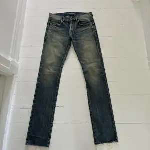 Ett par Saint Laurent jeans i jättefint skick. Köpta för 6000kr  Storlek 32/32. Herr modell 