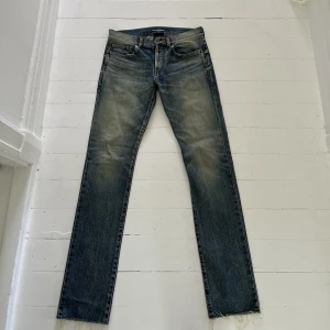 Jeans - Ett par Saint Laurent jeans i jättefint skick. Köpta för 6000kr  Storlek 32/32. Herr modell 