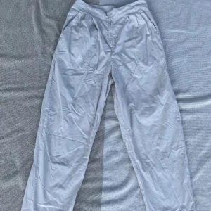 Chinos - Ett par så coola och snygga chinos aktiga byxor så fint skick och kan ha allt till. Färgen är grå/benvit. Använd också ungefär en gång 