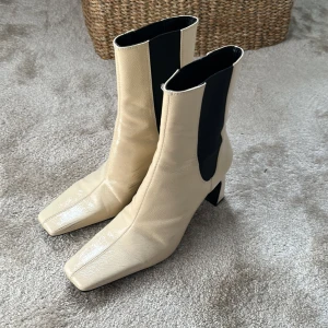 Boots  - Beige boots med klack från zara 
