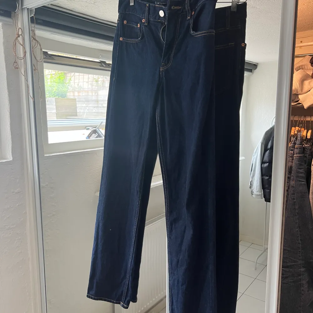 Straight mörkblå jeans. Använda fåttal gånger så i fint skick. . Jeans & Byxor.