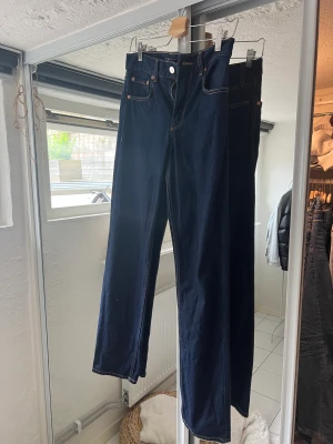 Jeans mango  - Straight mörkblå jeans. Använda fåttal gånger så i fint skick. 