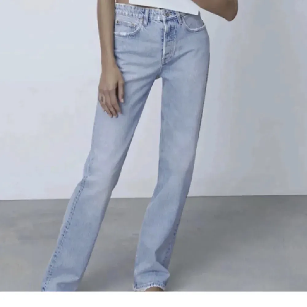 Säljer nu mina snygga mid rise straight jeans från zara , knappast använda ❤️‍🔥❤️‍🔥. Jeans & Byxor.