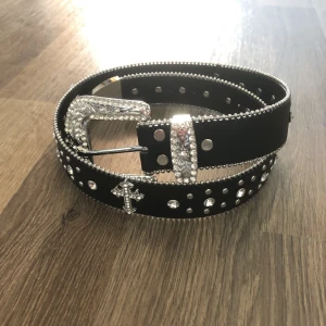 Svart rhinestone bälte - Galet snyggt rhinestone läderbälte med fäste i metall. Hör gärna av dig vid intresse!😊