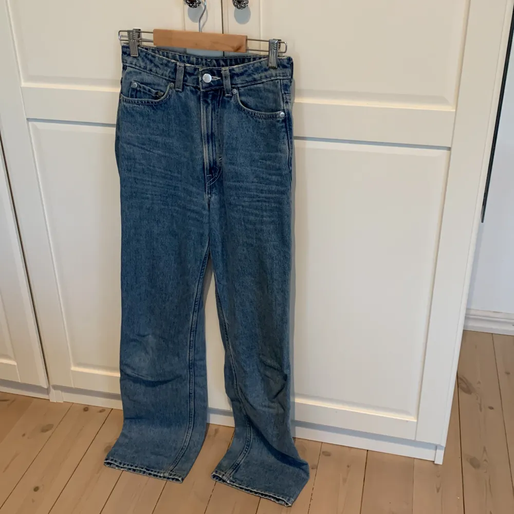 Jeans från weekday i modellen: rowe  använda ett fåtal gånger . Jeans & Byxor.