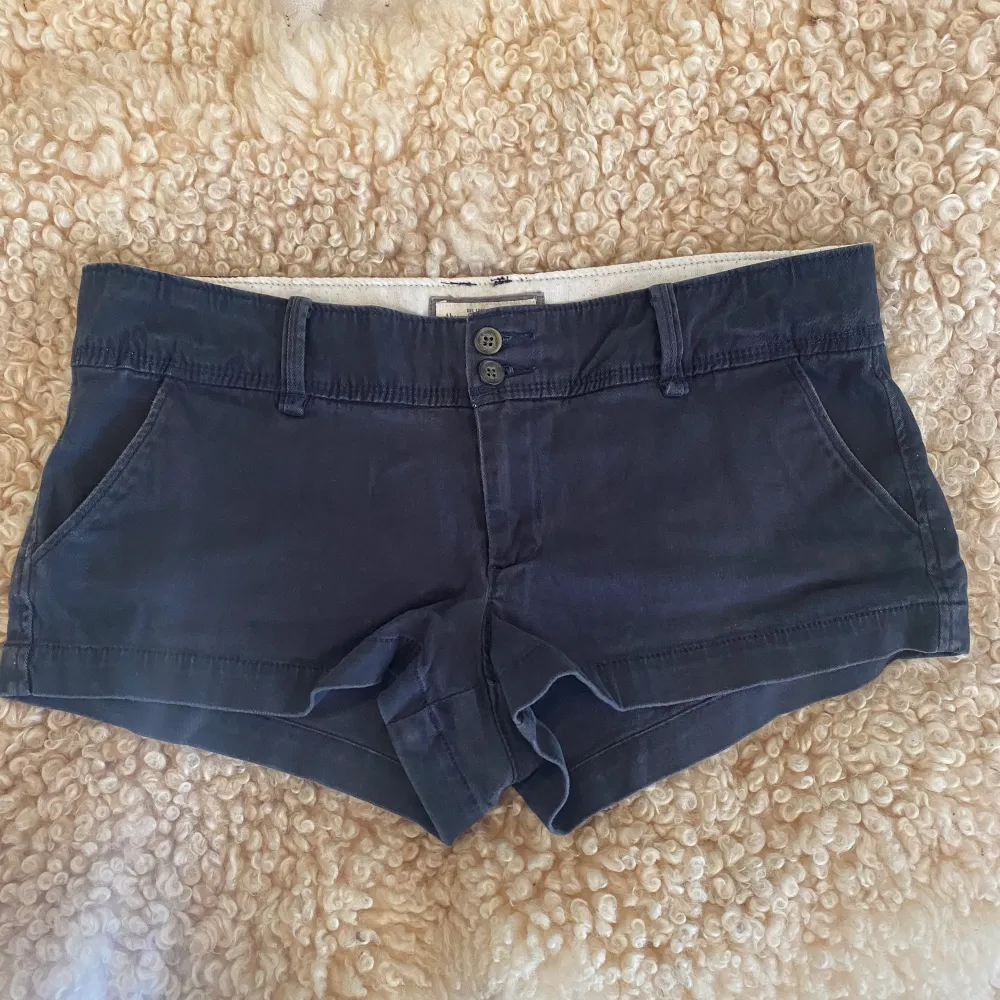 Skitsnygga lågmidjade shorts med 2000s vibe från Abercrombie & Fitch. Navy/marinblå färg med liten logga på bakfickan. Mått är 44 cm tvärs över och ca 23 cm lodrätt, som en S/M💕. Shorts.