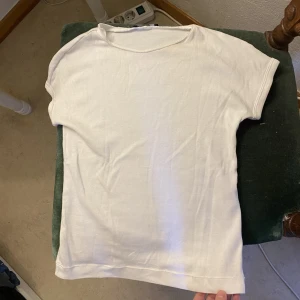 Vit T-shirt från zara - Perfekt t shirt som sitter mer tajt :) 