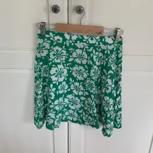 Super fin somrig kjol från Monki i storlek XS. Har använts ett antal gånger 