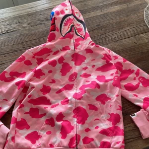 Råsa bape - Säljer den pugrund av att den är för liten.