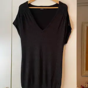 En svart glittrig tunika/klänning. Storlek: L. Lite använd. 