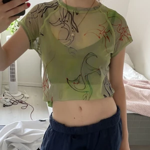 Weekday tröja - Mesh-tröja i nyskick i storlek L men är mer som en M passar fler storlekar beror på hur tight/ löst man vill att den ska sitta