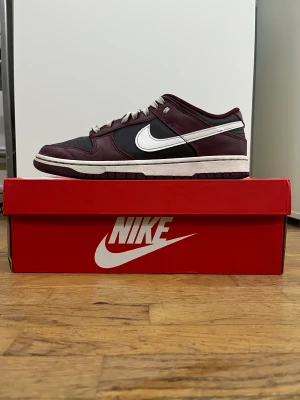 🔥Nike Dunk Low Retro🔥 - Ett par feta low dunks från Nike. Har kav både lådan och kvittot till skorna. Ny priset på skorna är 1149kr och det syns på kvittot. Dom är köpa från foot locker för lite mer än 1år sedan.  Dom är i jätte bra skick är använde cirka 5 gånger🔥🔥🔥