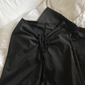 Svarta tighta byxor med snörning - Dessa påminner jättemycket om i am gia, så så snygga! 