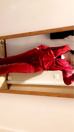 Juicy sett - Säljer mitt juicy sett. Väl andvänd men ser fortfarande bra ut. Köpt för 2300 men säljer för 1000. Storlek XS i byxorna men M i tröjan.