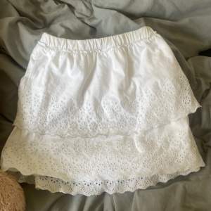 Säljer denna vita kjolen från zara i strl 164 passar mig som oftast har S❤️endast använd en gång❤️