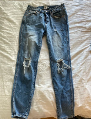 👖  - Blåa basic jeans, lita andvända men syns inte💕bra skick. Hål vid knän 