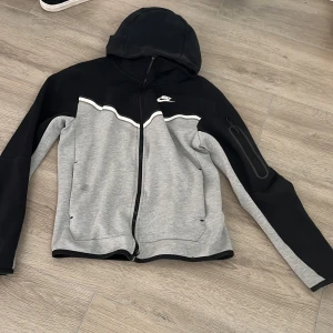 Nike byxor och tröja  - Säljer allt på bilderna för 900kr om ni vill ha en av grejerna så kan pris diskuteras , 