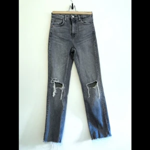Zara jeans W24 (34) - Zara jeans, grå stl. 34 motsvarar W24, fint skick.