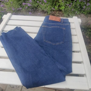 Tiger of Sweden Lea jeans - Oanvända, Mörk denim, inga slitningar Sista bilden är lånad, samma modell men annan färg  