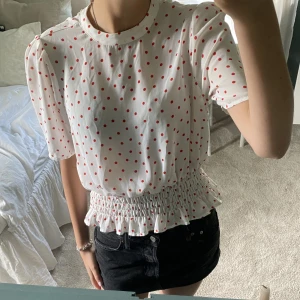 Blus - Supersöt prickig blus🔥