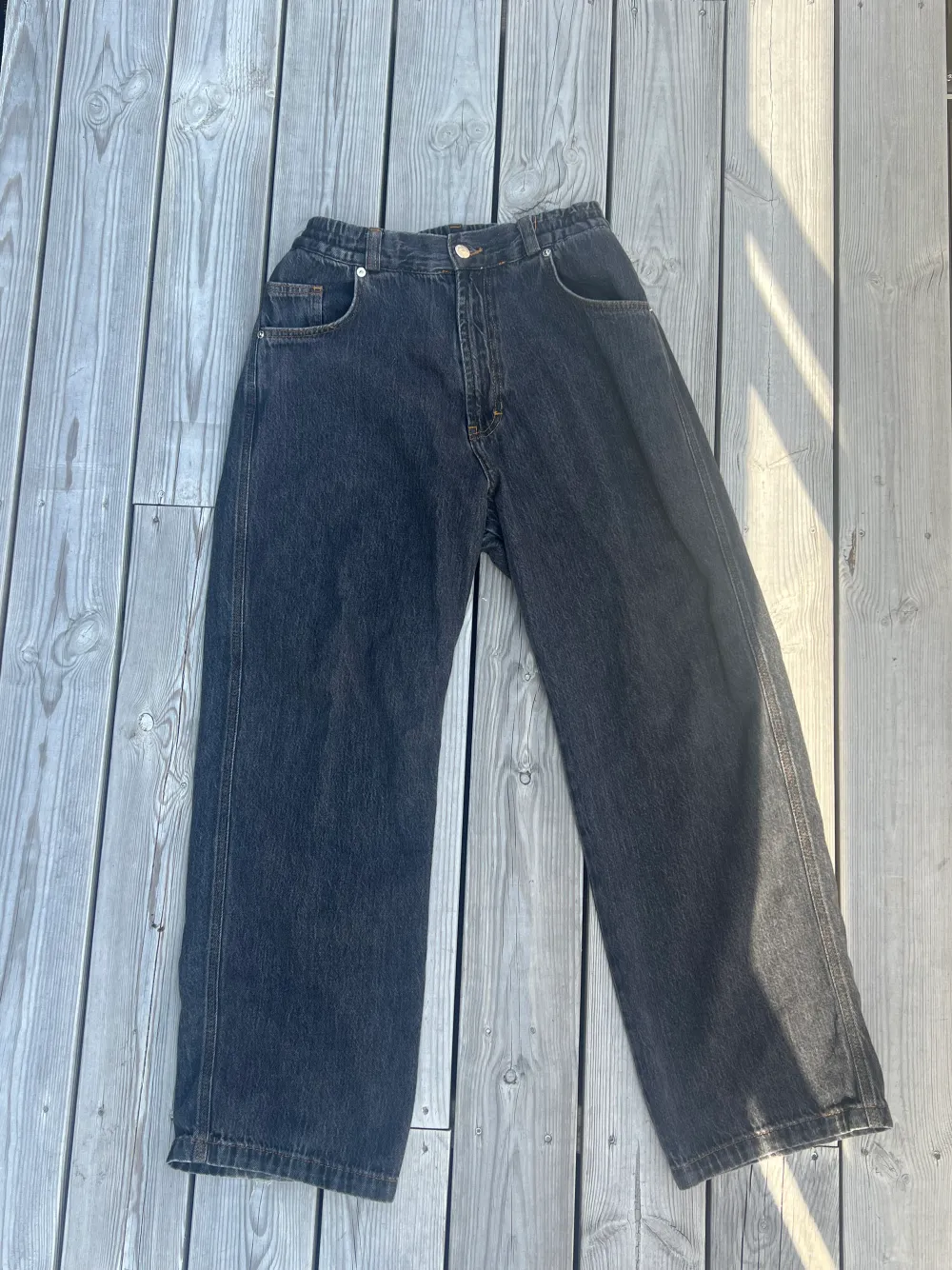 Storlek S Feta jeans med wide passform. Använda men mycket liv kvar - lite heeldrag  . Jeans & Byxor.