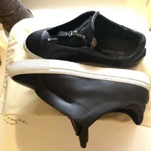 Arigato zip storlek 42 - Ett par riktigt fina arigatos som är i fint skick, storlek 42 och färg svart. Vid intresse, frågor,  bilder osv så är det bara att höra av sig