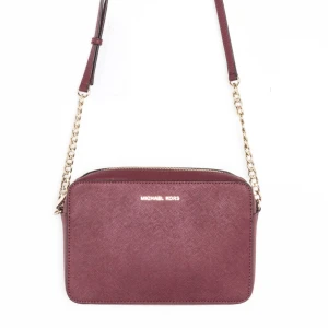 Michel kors - Intressekoll på denna Michel kors väskan. Den är aldrig använd, väldigt fin men jag är inte guld människa då de är guld kedjor, lappen finns kvar