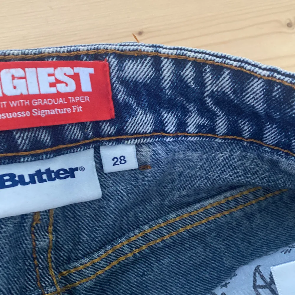 Hej säljer ett par Santoususso jeans i storlek 28 i midja men sitter som en storlek 30. Dom är i nyskick och knappt använda.. Jeans & Byxor.