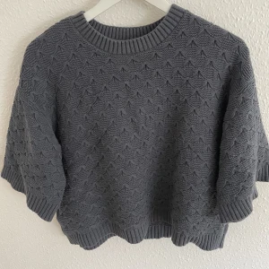 Stickad tröja - Jättesöt stickad tröja med trekvartsärm. Frakt tillkommer💗