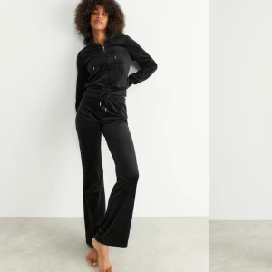 Zip up från ginatricot - Zip up i velour från gina tricot! Skriv vid frågor eller för fler bilder⭐️