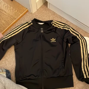 Adidas Jacka - jätte y2k och fin, köpte från sellpy, i bra skick