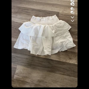 Kjol - Ser väldigt liten och konstig ut på bilden, men är jätte fin på🥰 Är osäker på vart den är ifrån. Storlek Xs. Säljer för 100 kronor:)  
