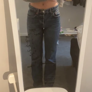zara jeans - super fina mörkblåa jeans ifrån zara. sparsamt använd. inga fläckar eller hål. frakt ingår ej