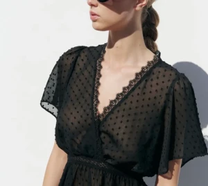 Zara blus - Säljer denna zara blusen pga att den inte kommer till användning. Är använd MAX 5 gånger. Blusen är köpt för 359kr och är just nu slutsåld på hemsidan. Frakt + pris