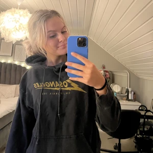 Hoodie med tryck🫶🏼 - En hoodie köpt i usa för nått år sen, har används mycket och superfin🫶🏼