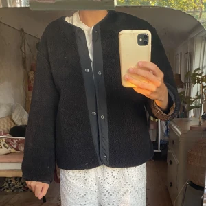 Jacka - Jättefin jacka som går att ha åt två håll, antigen quiltad eller Teddy! 