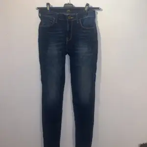 Ett par mörkblåa Lee jeans i storlek S. I väldigt bra skick, knappt använda.