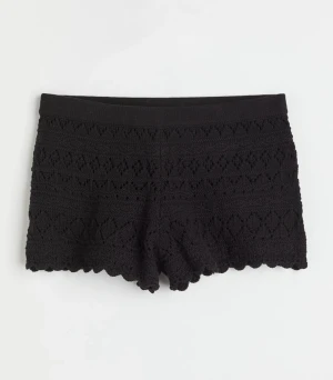 Virkade shorts  - Svarta virkade shorts, storlek xs. Väldigt stretchiga i materialet.