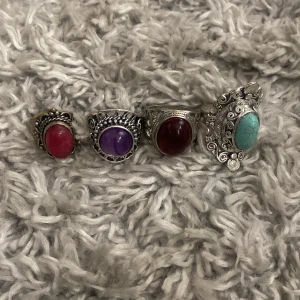 Ringar - Fyra asfeta ringar. Den turkosa kostar 30, den första röda kostar 20 o de andra två kostar 15. Annars alla för 60. Alla är sålda förutom den lila. tryck ej på köp nu❌. 